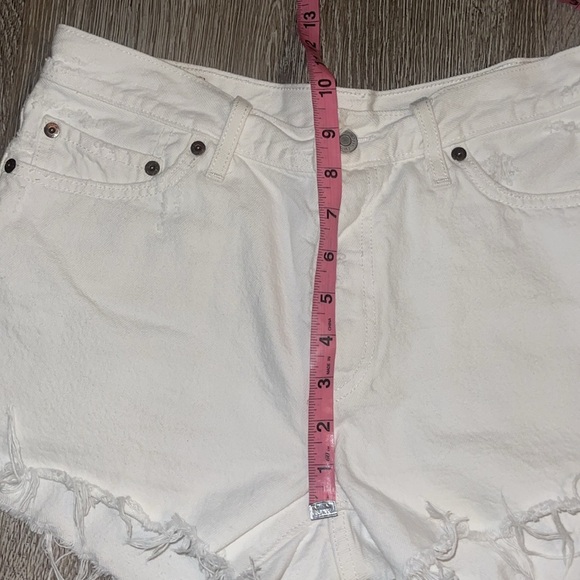 Levi's White Jean Shorts with Frayed Hem size 29 - Picture 7 of 9